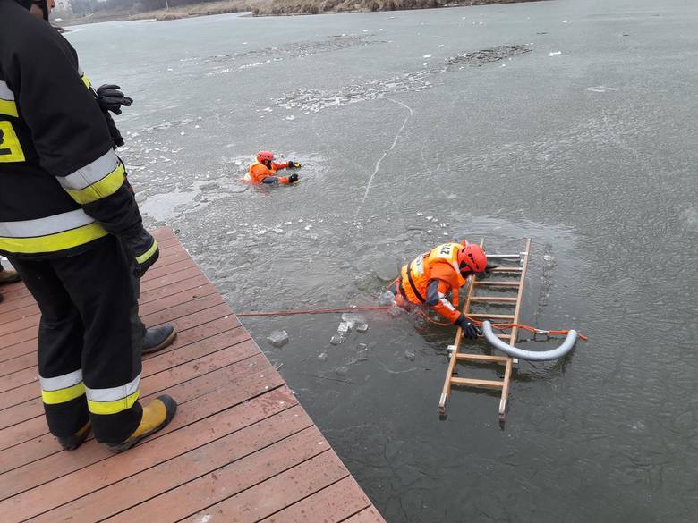 Ćwiczenia w zakresie ratownictwa wodno-lodowego w Skierniewicach