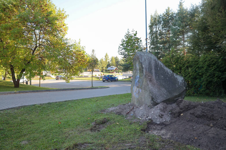 Nowa lokalizacja kamienia z pomnika „Poległym za utrwalanie władzy ludowej 1944-1974" w Olkuszu