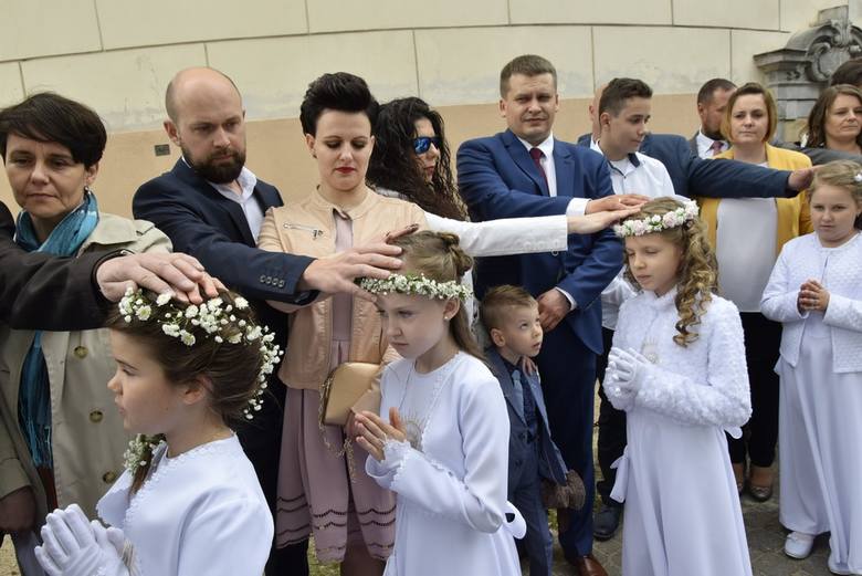 W niedzielę, 12 maja, w kościele św. Jakuba odbyła się ceremonia Pierwszej Komunii Świętej. Sakrament przyjęło ponad 30 dzieci.