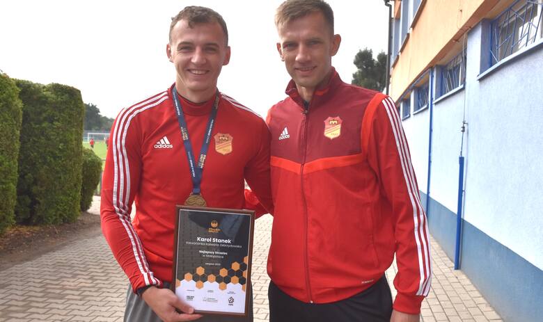 Karol Stanek (z lewej), najlepszy strzelec Małopolski w sierpniu 2023 i trener Łukasz Burliga (z prawej)