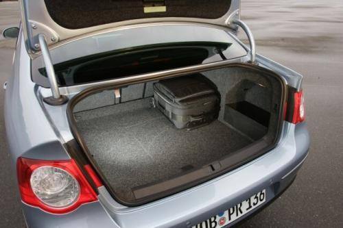 Fot. VW: Bagażnik o objętości 565 l jest dość długi. Można go powiększyć przez złożenie tylnej kanapy.