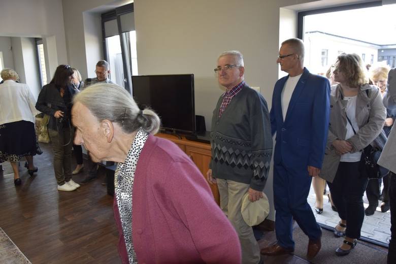We wtorek, 16 października, odbyło się otwarcie na terenie Domu Pomocy Społecznej Centrum Usług Społecznych. W ramach nowej instytucji opiekuńczej powstał między innymi dzienny dom pomocy dla osób starszych, przygotowywane są posiłki, które następnie dowożone są do osób starszych na terenie...