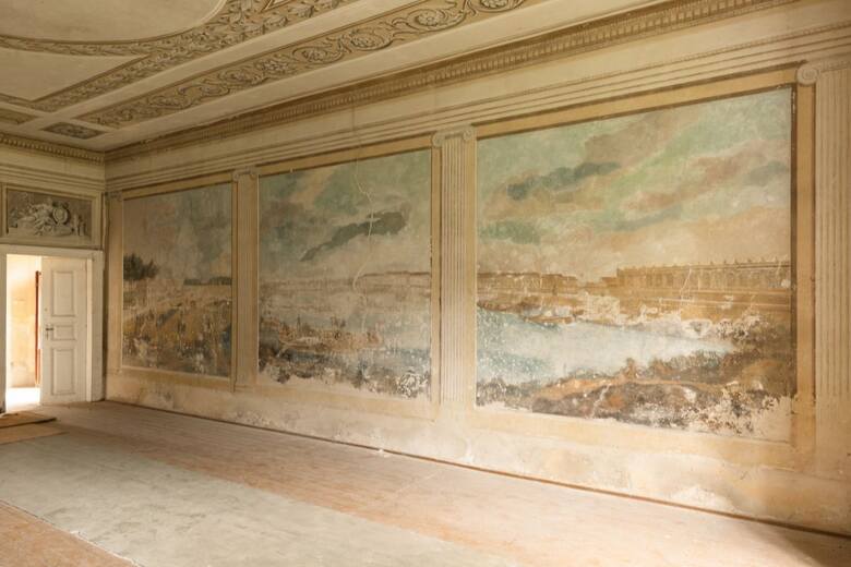 Dwór w Rożnowie z XIX w. na sprzedaż. Obiekt należał do Stadnickich. Na ścianach zachowały się malowidła, w tym siedem widoków Paryża. 