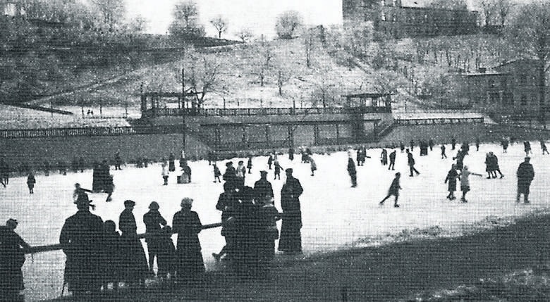 Na zdjęciu plac Bolesława Chrobrego w Gubinie, który do 1945 roku nazywał się Hindenburgplatz. Mieszkańcy korzystali z otwartej przestrzeni i zimą urządzali tam lodowisko.