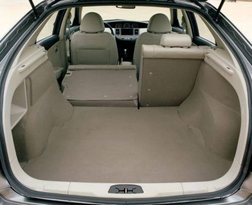 Fot. Nissan:  Bagażnik wersji hatchback ma objętość 450 l. Kanapa tylna po rozłożeniu nie tworzy równej płaszczyzny z podłogą bagażnika.