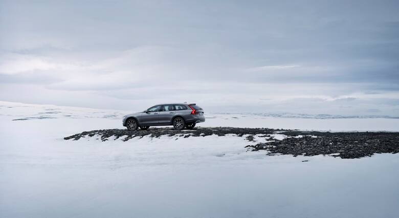 Volvo V90 Cross CountryVolvo z dumą pokazało światu swój najnowszy model V90 Cross Country. Auto kontynuuje tradycje uterenowionych kombi, które pojawiły