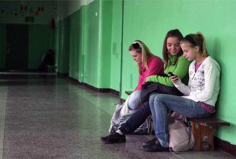 W wielu szkołach istnieje zakaz używania telefonów na lekcjach i w czasie przerw. Uczniowie jednak często się do zakazu nie stosują.