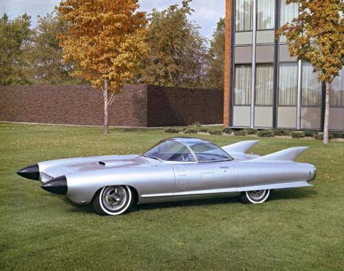 Fot. General Motors: Cadillac Cyclone z 1959 roku miał odsuwane za naciśnięciem guzika drzwi, chowany, przezroczysty dach i radar ostrzegający o przeszkodach.