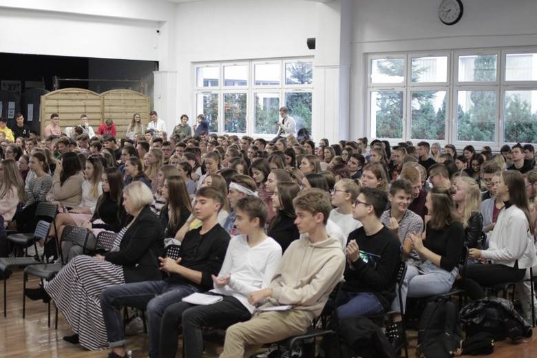 Uczniowie II Liceum w Koninie w piątek, 25 października mieli spotkanie dotyczące uzależnień. Jak się okazało, pogadanka sprowadzała się do zupełnie innej tematyki.