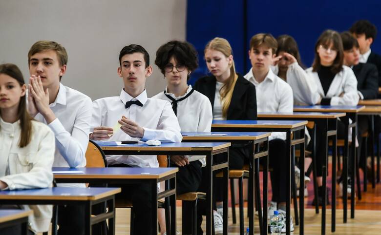 uczniowie na sali egzaminacyjnej 