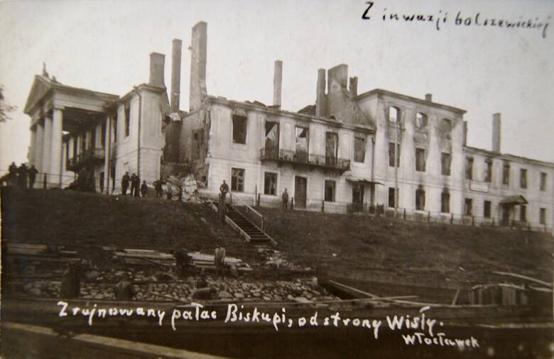 Zrujnowany pałac Biskupi od strony Wisły. Zdjęcie z 19 sierpnia 1920 roku.