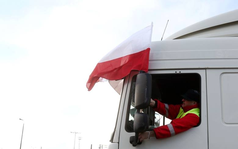 Tak w listopadzie kolumna TIR-ów przez godzinę jeździła Trasą Sucharskiego, dojazdem do Portu Północnego - w formie protestu przeciwko braku odpowiedniego parkingu dla samochodów ciężarowych.