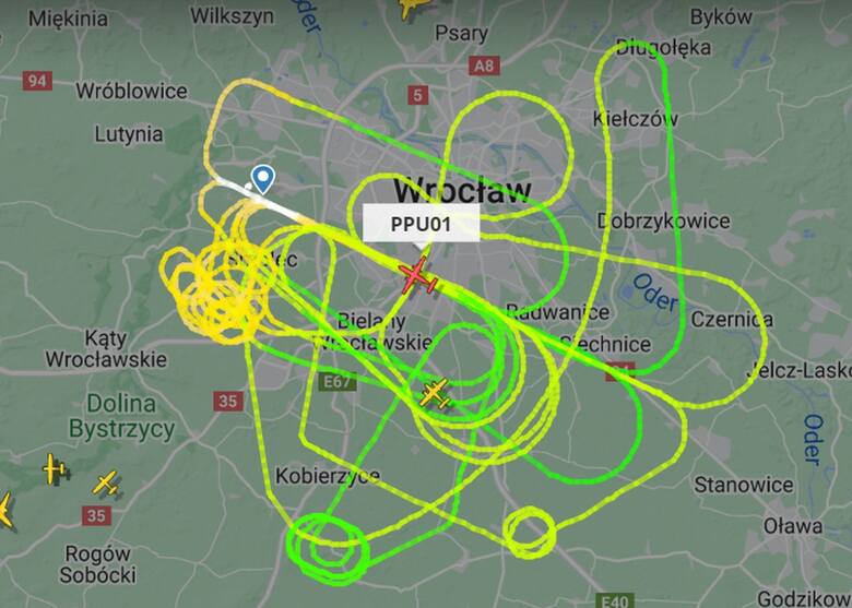 Oto skomplikowana trasa przelotu "papugi" nad Wrocławiem. Samolot należy do Polskiej Agencji Żeglugi Powietrznej