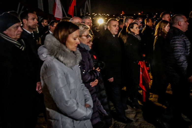 Kondukt żałobny z trumną śp. prezydenta Pawła Adamowicza z ECS do Bazyliki Mariackiej