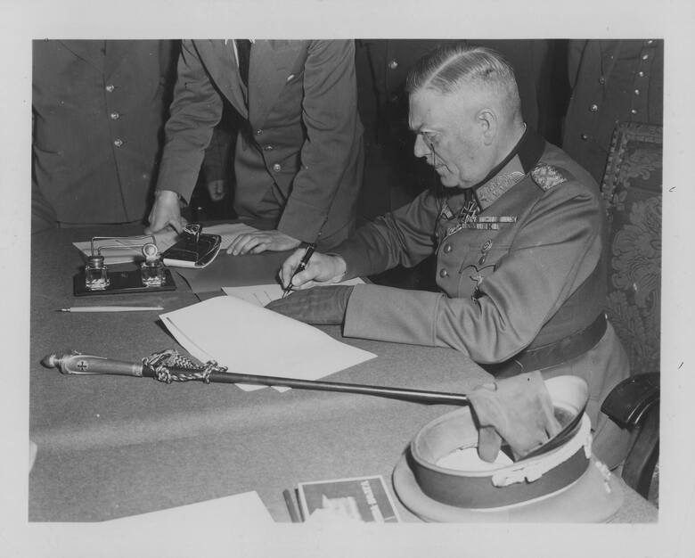 Feldmarszałek Wilhelm Keitel podpisujący akt kapitulacji Wehrmachtu.