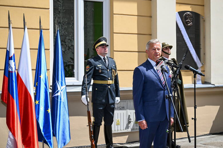 Wiceminister obrony narodowej Stanisław Wziątek podczas uroczystości odsłonięcia tablicy upamiętniającej słoweńskiego bohatera narodowego generała Rudolfa
