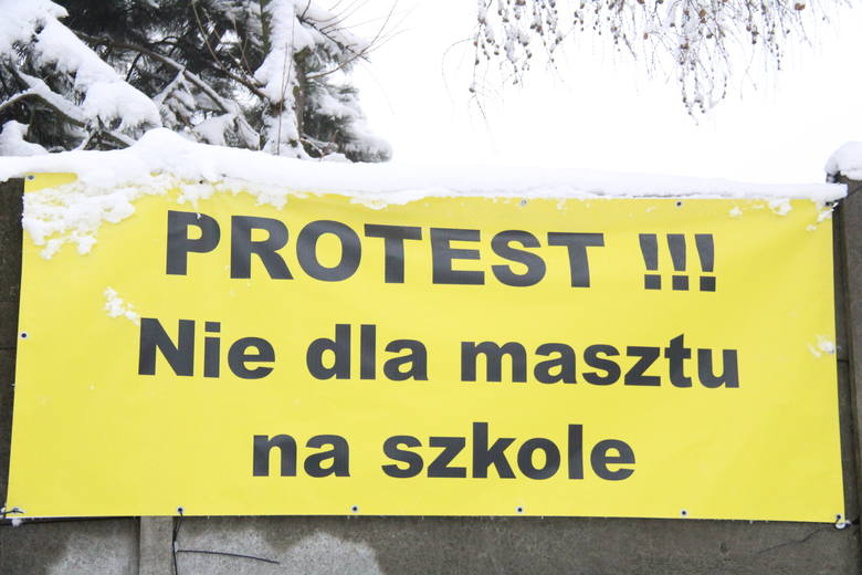 Waldemar Guz wspólnie z sąsiadami protestują przeciwko budowie masztu telefonii komórkowej na budynku V LO w Dąbrowie Górniczej 