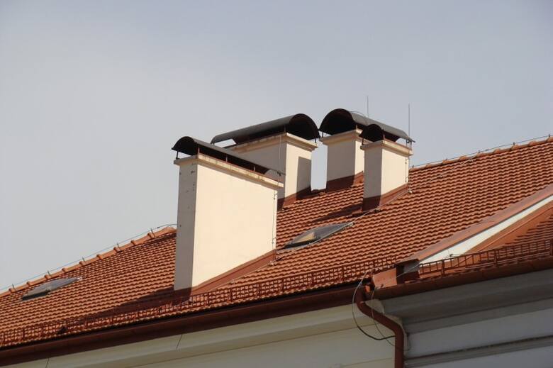 Obróbki blacharskie występują w wielu miejscach dachu - m.in. wokół kominów, okien  wyłazów dachowych, na okapie, czy między połaciami dachu.