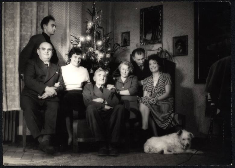 Boże Narodzenie 1958 r. Stanisław Taczak wśród rodziny podczas wizyty u córki i zięcia w malborskim mieszkaniu przy ul. Dworcowej