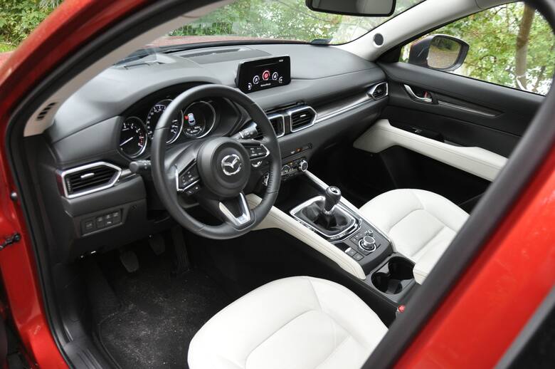 Mazda CX-5 2.0 Sky-G 4x4Nowa Mazda CX-5 błyszczy głębokimi refleksami czerwonego lakieru. Już na pierwszy rzut oka robi dobre wrażenie, ale czy okaże