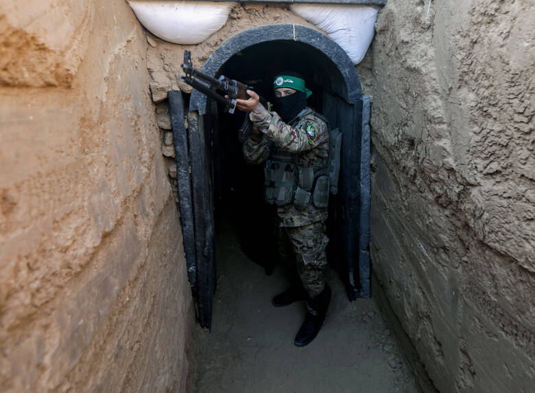 Bojownik Hamasu w tunelu