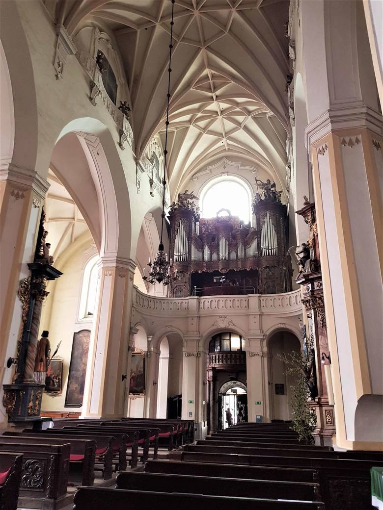 Wnętrze kościoła posiada bogaty wystrój malarsko-rzeźbiarski, którego autorami są mistrzowie śląskiego baroku.