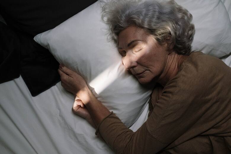 Starsza śpiąca kobieta