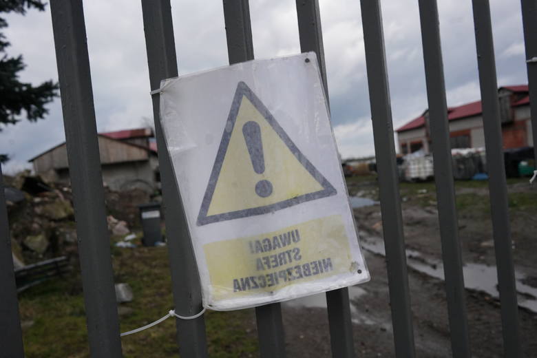 Wójt gminy Chodów na ogrodzeniu zawiesił informacje „Zakaz wstępu”, „Stan zagrożenia”.<br /> 
