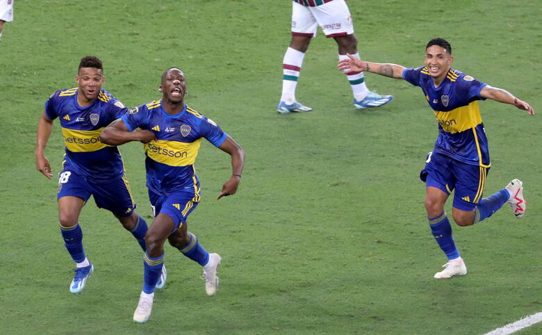 Peruwiańczyk Luis Advincula (w środku) celebruje wyrównującą bramkę Boca Juniors