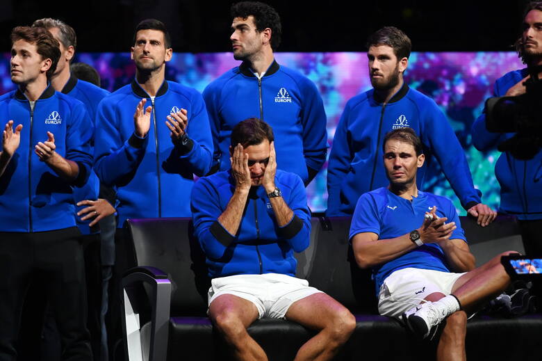 Roger Federer i siedzący obok niego Rafael Nadal