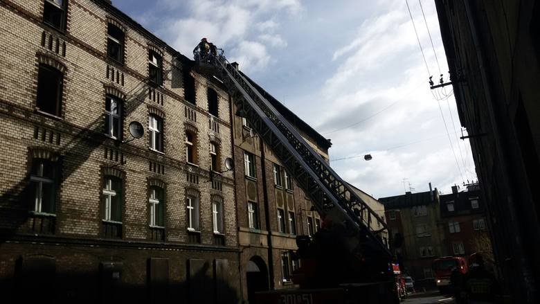 Pożar w Katowicach Zawodziu. Ewakuowano 20 osób. Jedna nie żyje 