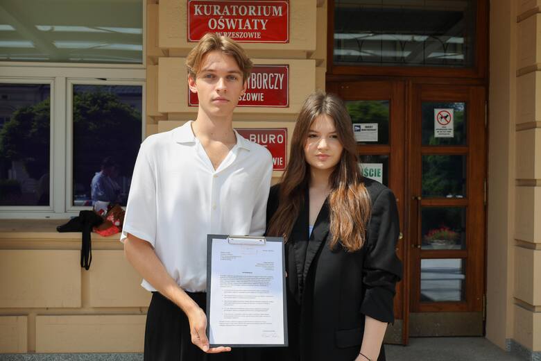 Mateusz Trzaska i Julia Pyzińska zostawili w kuratorium oświaty pismo z pytaniami o psychologów w szkołach