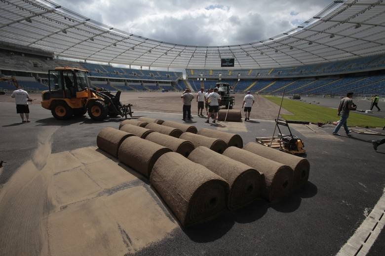 Na Stadionie Śląskim rozpoczął się montaż murawy