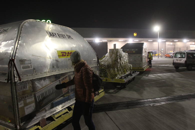 Baza DHL na lotnisku w Pyrzowicach. Boeing 757, wielki sorter, paczki. Zdjęcia i wideo.