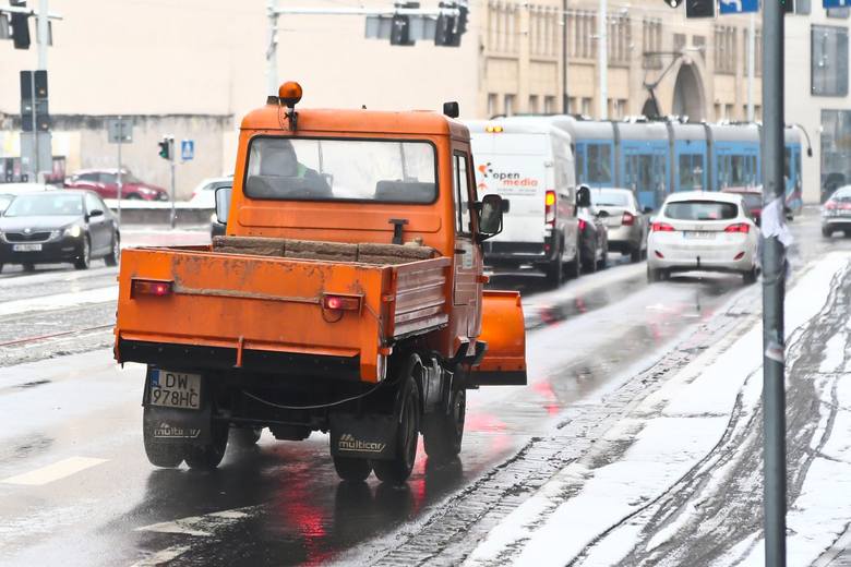 Trwa walka z zimą we Wrocławiu: Duże opady śniegu, śliskie drogi