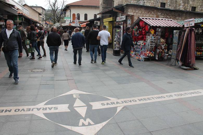 Tu, czyli na granicy Baščaršiji i części Sarajewa zbudowanej przez Austriaków, Wschód spotyka się z Zachodem.