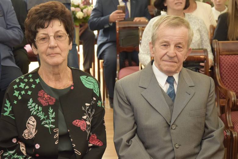 W Urzędzie Stanu Cywilnego odbyła się uroczystość wręczenia Medali za Długoletnie Pożycie Małżeńskie, przyznane przez Prezydenta RP skierniewickim parom, które obchodzą złote gody, czyli jubileusz 50- lecia małżeństwa.
