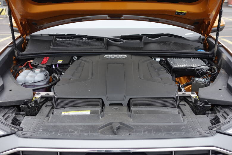 Audi Q8 Najtańsza wersja tego modelu kosztuje 369 tys. złotych. Jednak lista opcji, dodatkowego wyposażenia oraz specjałów z grupy Audi exclusive jest