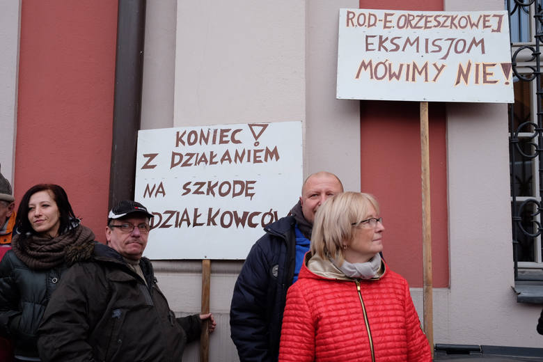Członkowie poznańskich stowarzyszeń ogrodowych, które wyodrębniły się z PZD, dwukrotnie protestowali przed Urzędem Miasta Poznania. Sprzeciwiali się eksmisjom ludzi z ROD<br /> 