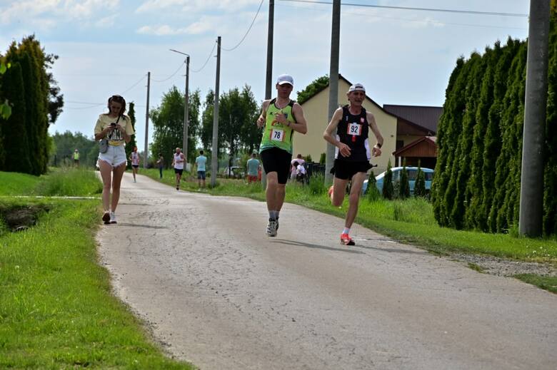 Na starcie biegu w Rudzach stanęli zawodnicy z różnych stron Małopolski i Śląska