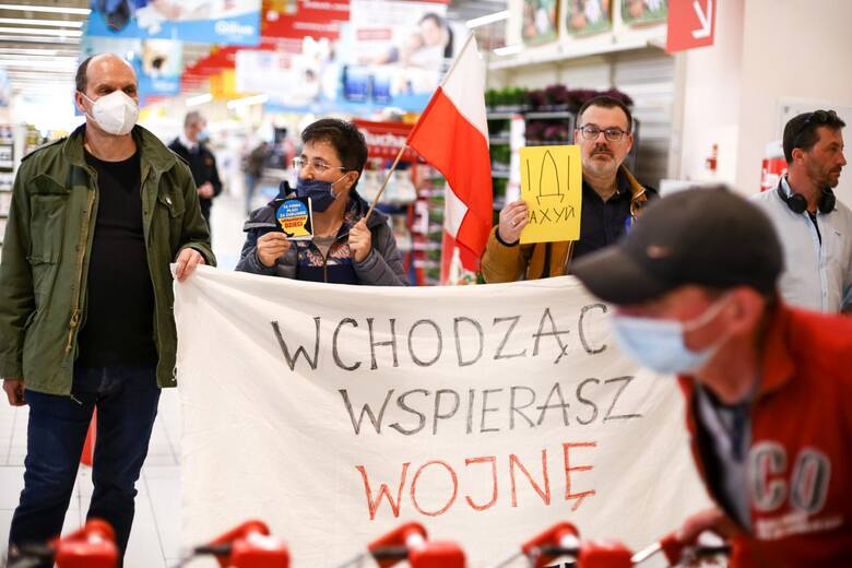 Analiza skali zakupów w działających w Polsce sklepach sieci handlowych, które – mimo krytyki – zostały w Rosji, świadczy o tym, że nie ma już ani śladu po bojkocie: przychody są tam rekordowe!<br /> 