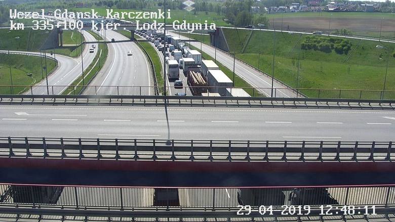 Wypadek na obwodnicy Trójmiasta 29.04.2019. Na zjeździe przy Kowalach przewróciła się ciężarówka.