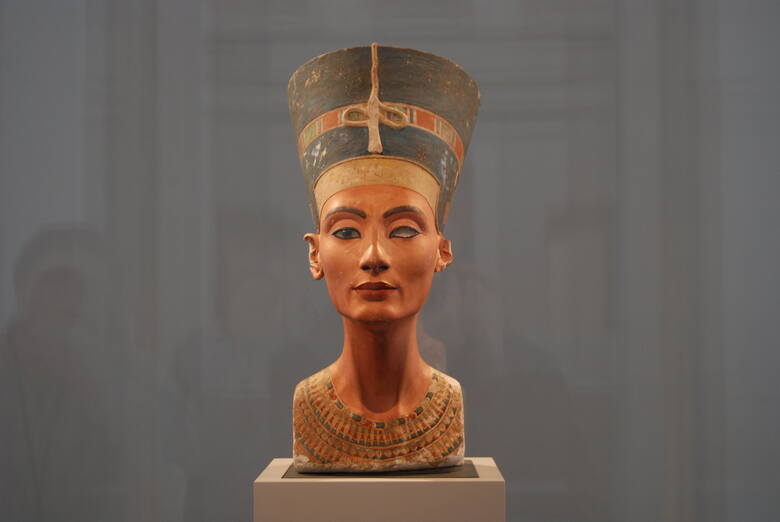 Na Wyspie Muzeów oglądać można wiele światowej sławy dzieł sztuki ze wszystkich epok. Na zdjęciu popiersie królowej Nefertiti. Niemcy do dziś toczą spór