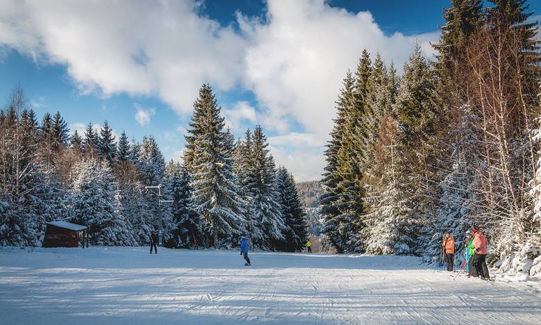 CzechyW Czechach w tym sezonie raczej nie pojeździmy na nartach. W tym kraju obowiązuje stan wyjątkowy spowodowany koronawirusem i od 9 listopada wjazd