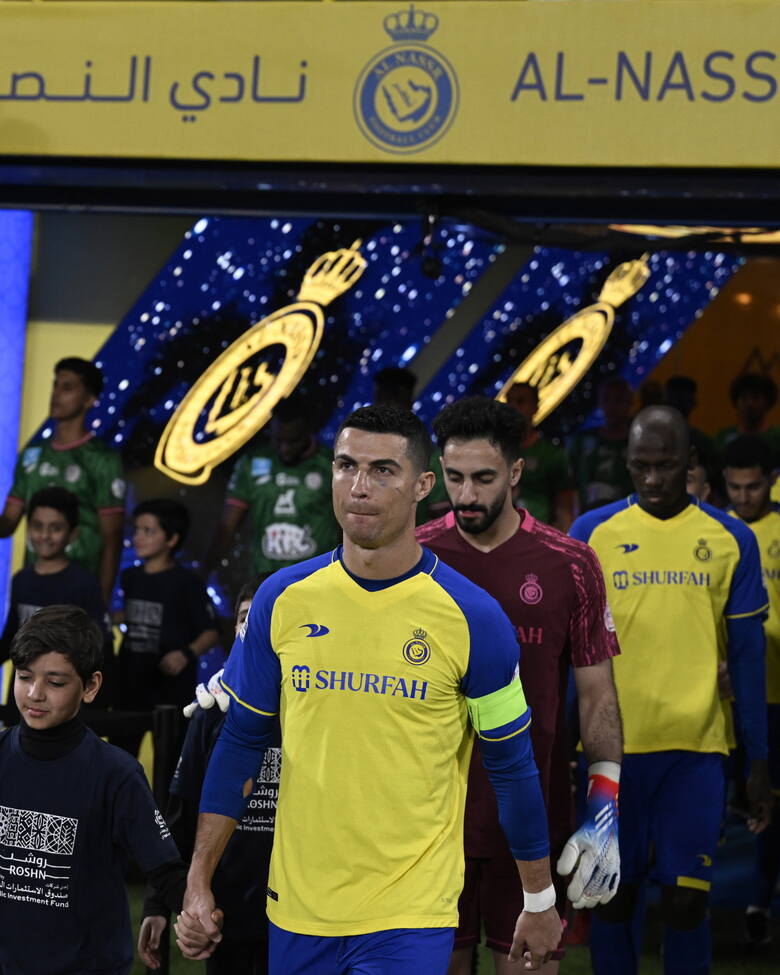 Kapitan Al-Nassr Cristiano Ronaldo wyprowadza swoich kolegów na swoje pierwsze ligowe spotkanie w Arabii Saudyjskiej