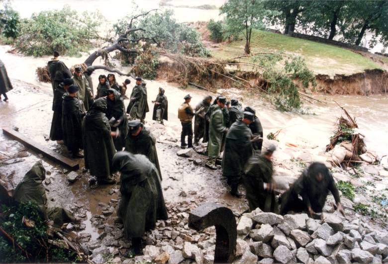 7 lipca 1997 roku wielka woda zaatakowała Dolny Śląsk. Zobaczcie zdjęcia z "Gazety Wrocławskiej" na kolejnych slajdach galerii &am