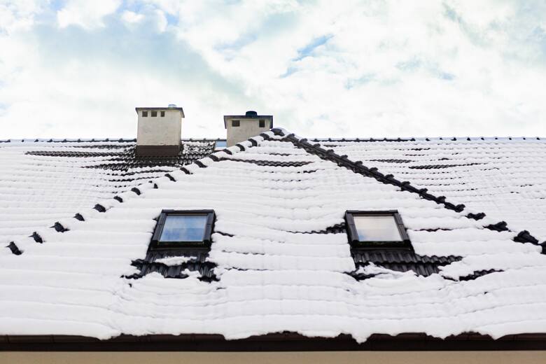 okno dachowe dach pokryty śniegiem 