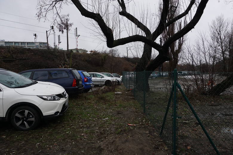 Kierowcy od nowego parkingu przy Poznańskiej wolą dziki, po drugiej stronie wiaduktu - tam nie muszą płacić