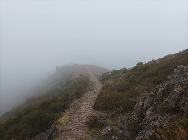 Szlaki górskie Madery są bardzo malownicze. Nawet przy złej pogodzie widok skał i dolin ginących we mgle robi duże wrażenie.