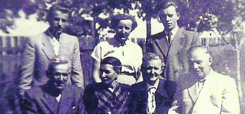 Siedzą od lewej: Walerian i Józefa Konieczkowie oraz Leokadia (siostra Waleriana) z mężem Adolfem. Stoją synowie Konieczków - Augustyn i Rafał z Seweryną (drugą siostrą Waleriana).
